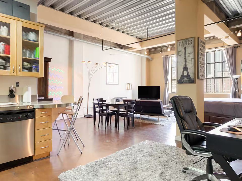 Entrance, wide angle of loft