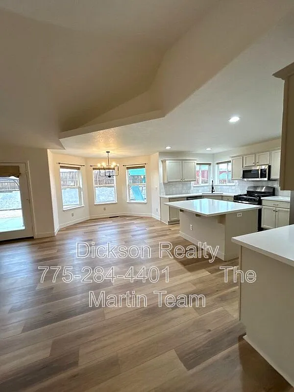 3 bed, 2.0 bath, 1617 sqft, $2,493 — Photo 4