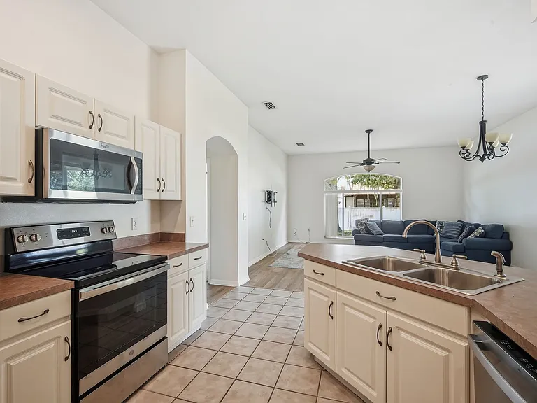 5912 Bramble Bush Ct — Photo 10