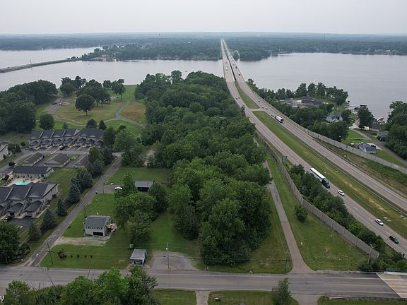 4th image of N East River Rd