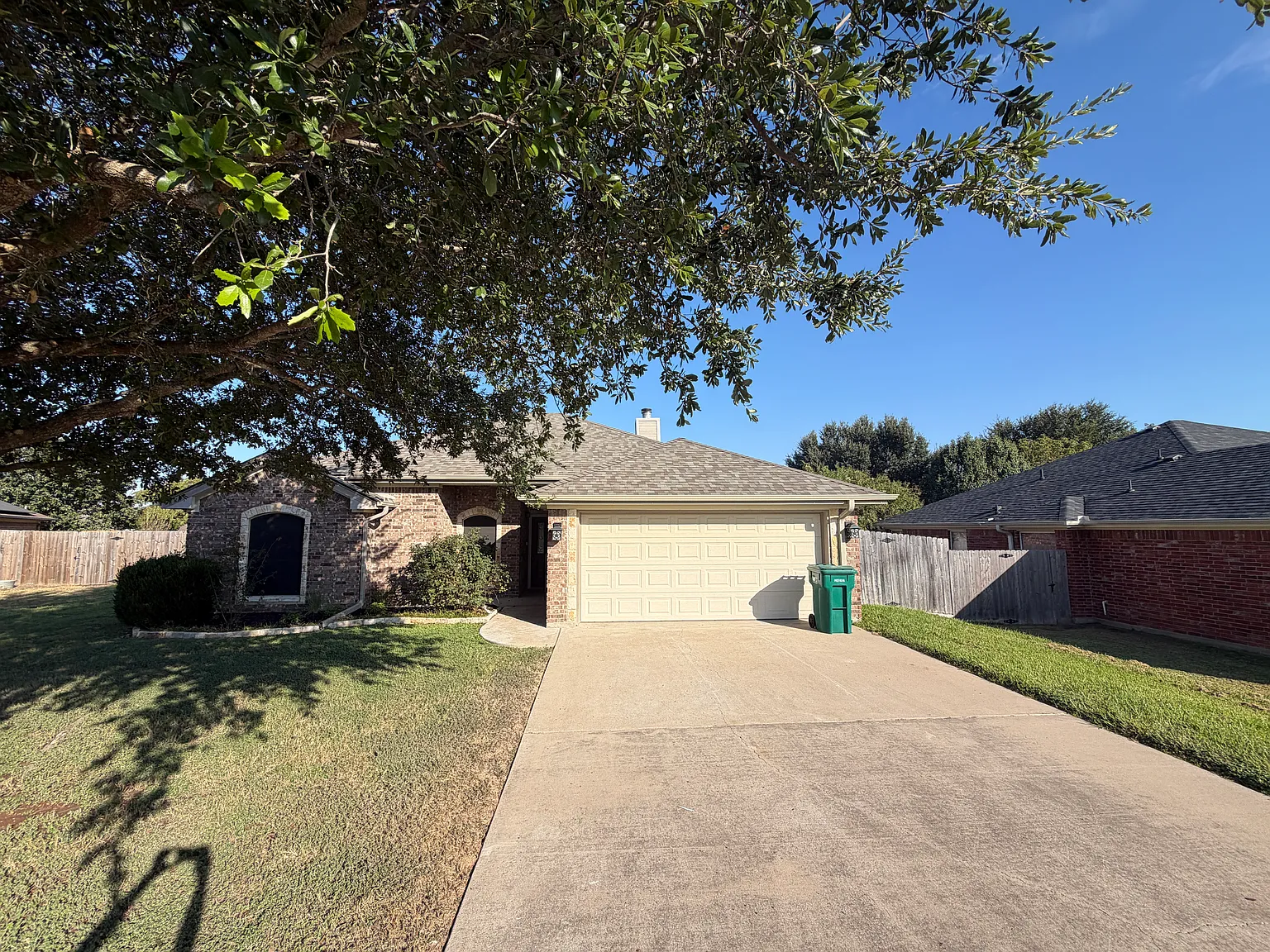 3 bed, 1589 sqft, $1,950 — Photo 2