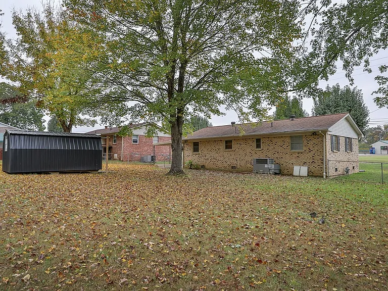 684 Evergreen St — Photo 3