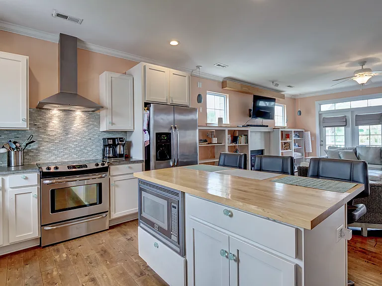 Eat-in Kitchen