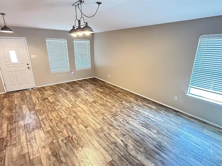 317 McCarthur Dr — Photo 2