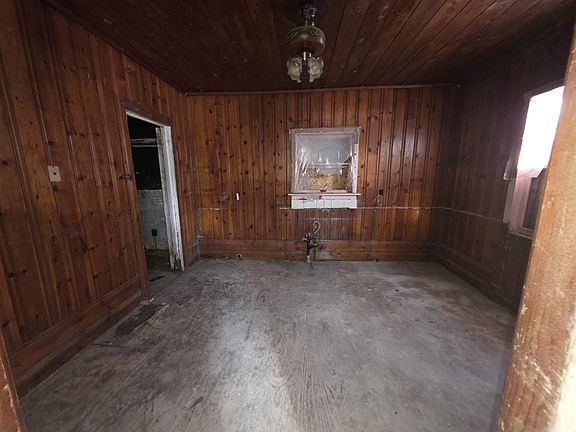 4th image of 121 E Dayton St