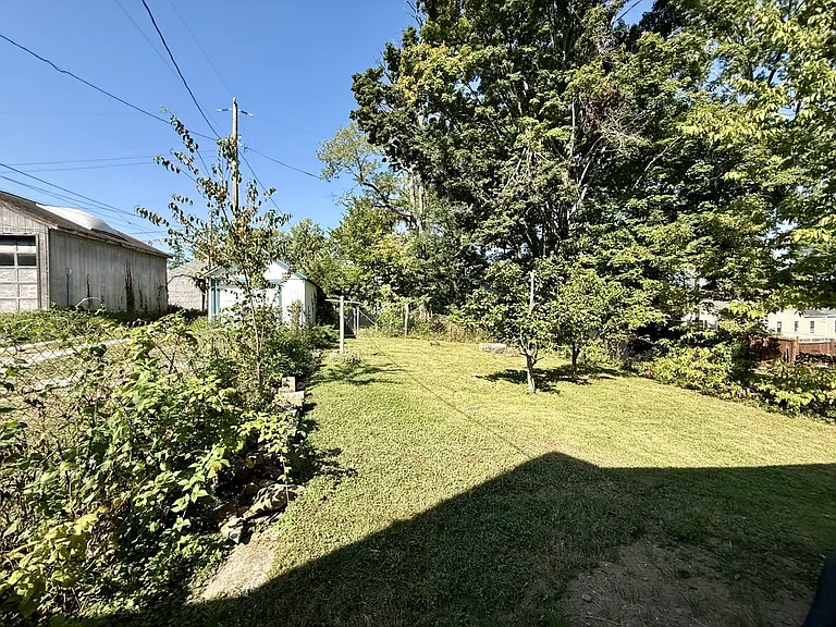 320 S Jackson St — Photo 3