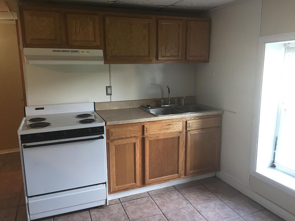 2nd image of 152 1/2 W Washington St