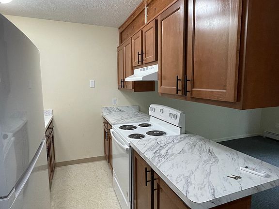 4th image of 490 Zahn Dr #D