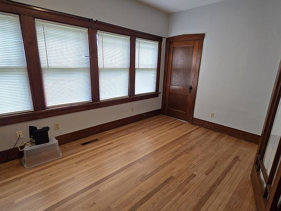 4th image of 302 W 27th St