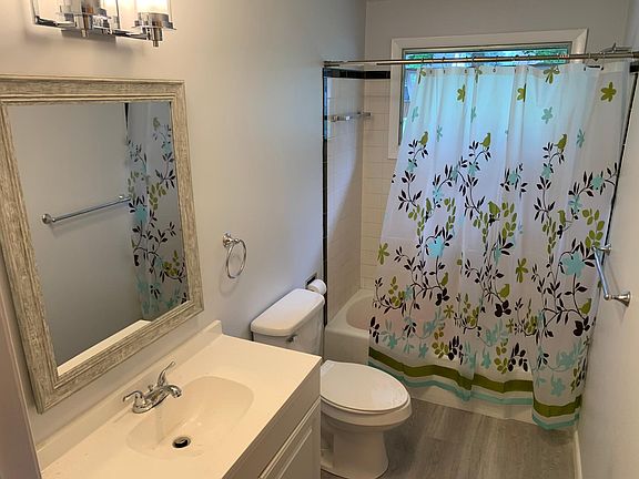 3rd image of 25 Royal Brook Ln