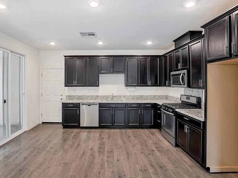 11030 International Dr — Photo 10