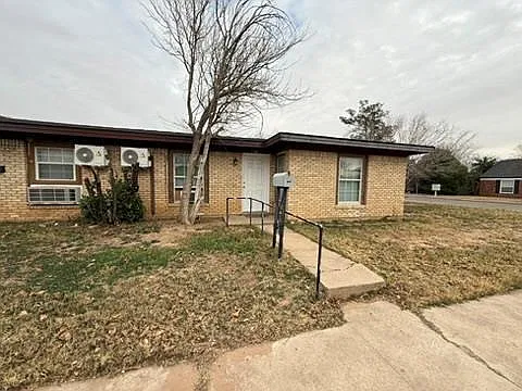2 bed, 1.0 bath, 810 sqft, $1,400 — Photo 1