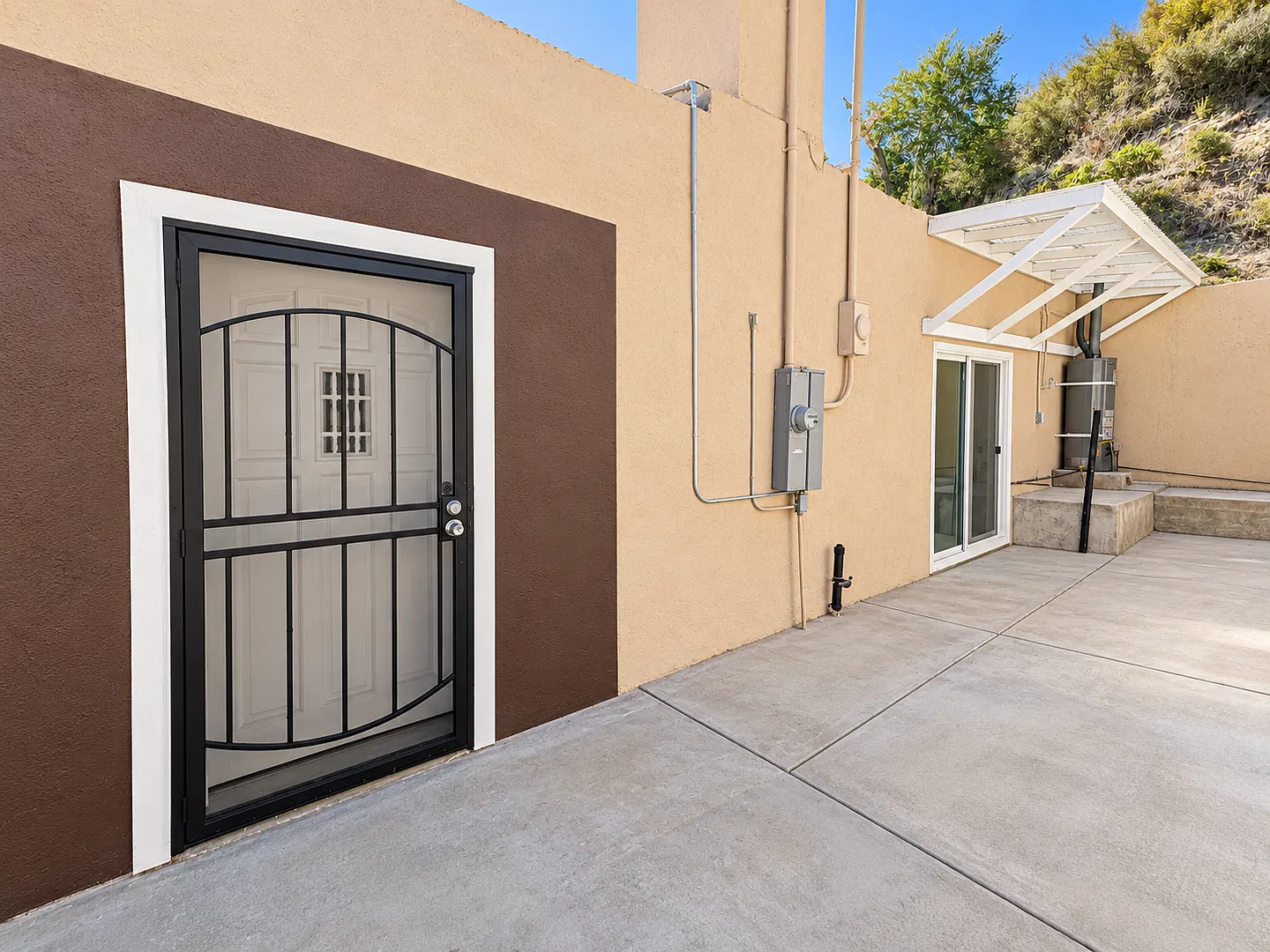 Unique 5-Bedroom Lake Elsinore Hillside Property with Lake Views + Separate Two-Room Building — Photo 4