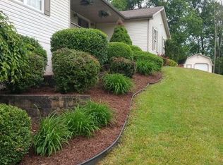 1945 Bender Rd, Marietta, OH 45750