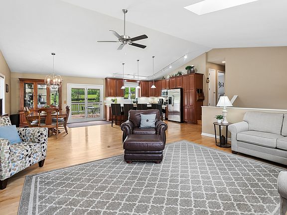 3rd image of 805 Amber Ln