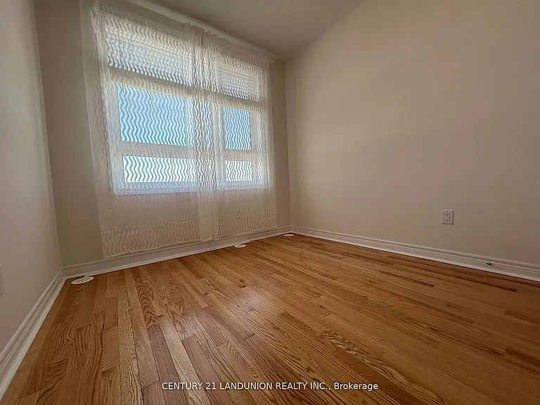 111 Mumbai Dr — Photo 10