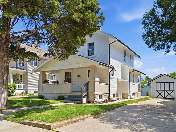 3rd image of 1224 Glenmore Dr