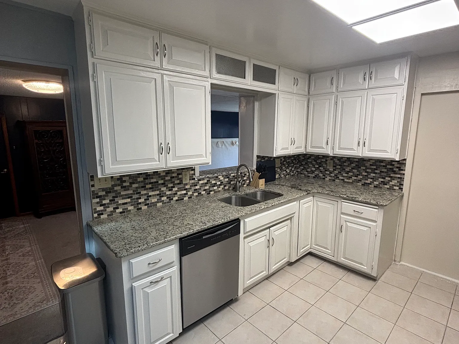 1085 Kingston St — Photo 2