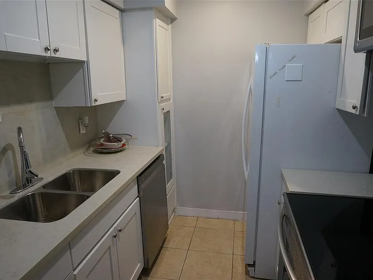 8427 Hearth Dr #6 — Photo 2
