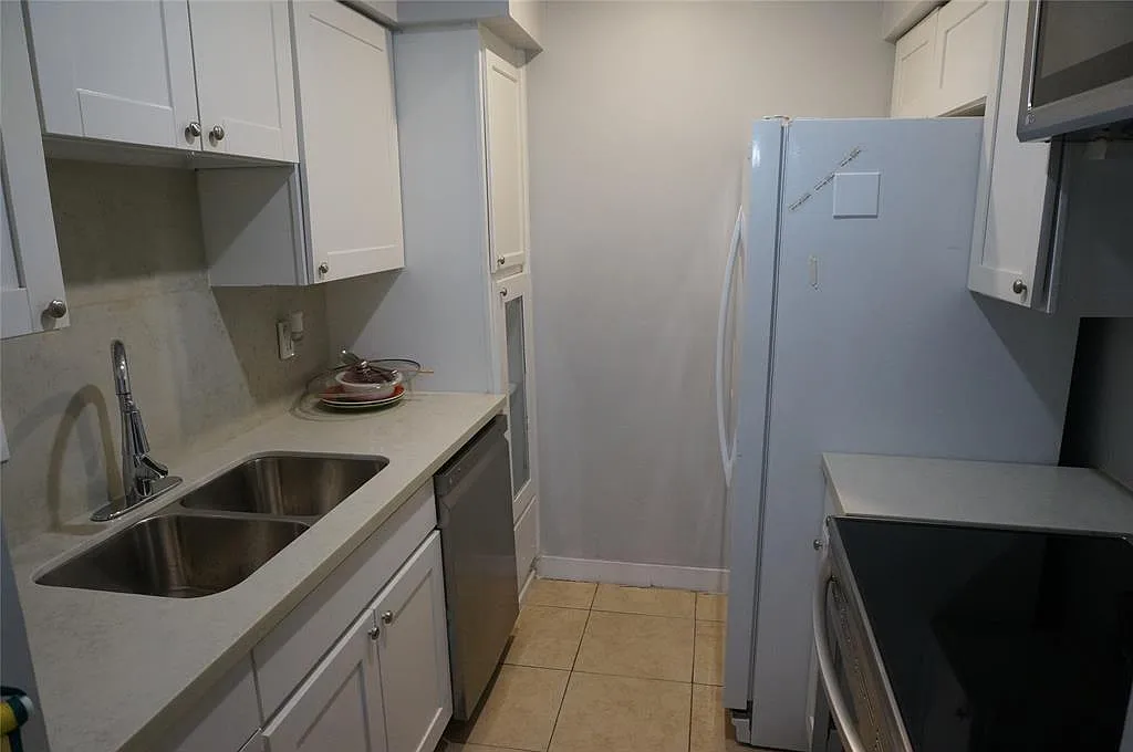 Building Photo - 8427 Hearth Dr #6