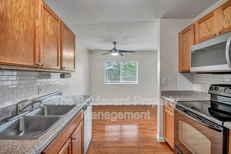 3 bed, 1.5 bath, 948 sqft, $3,850 — Photo 2