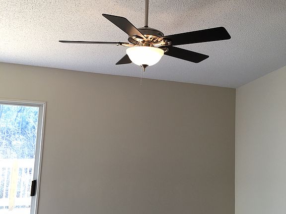 Living rm w/ vaulted ceiling