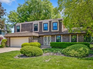 916 Mayfair Dr, Libertyville, IL 60048