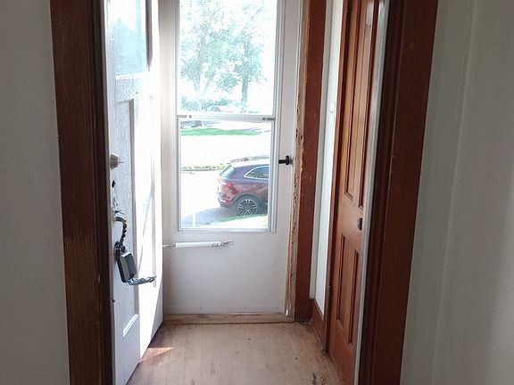 4th image of 717 W 2nd St