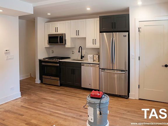 3rd image of 1614 W Belle Plaine Ave #1