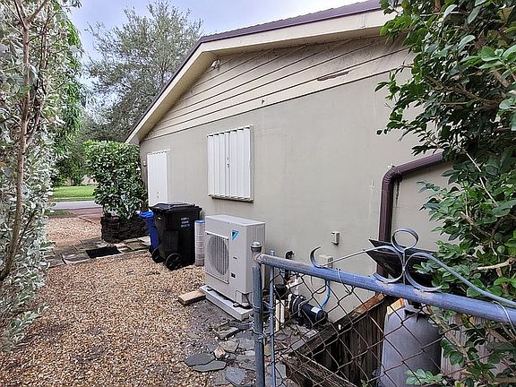 4th image of 831 NE 182nd St