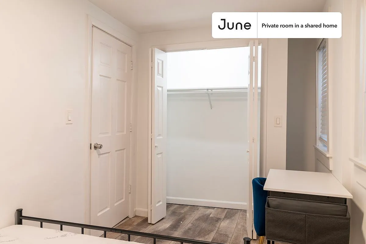 Queen bedroom in 5 bed/2 bath home in South Boston #1752 C — Photo 3