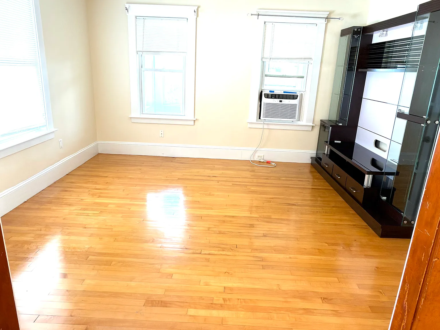 3 bed, 1100 sqft, $2,000 — Photo 2