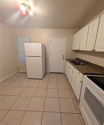 3rd image of 1868 Benefit St
