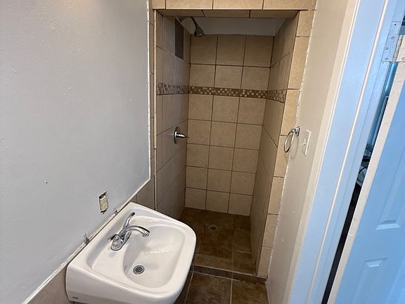 4th image of 1129 Boulevard St APT 3