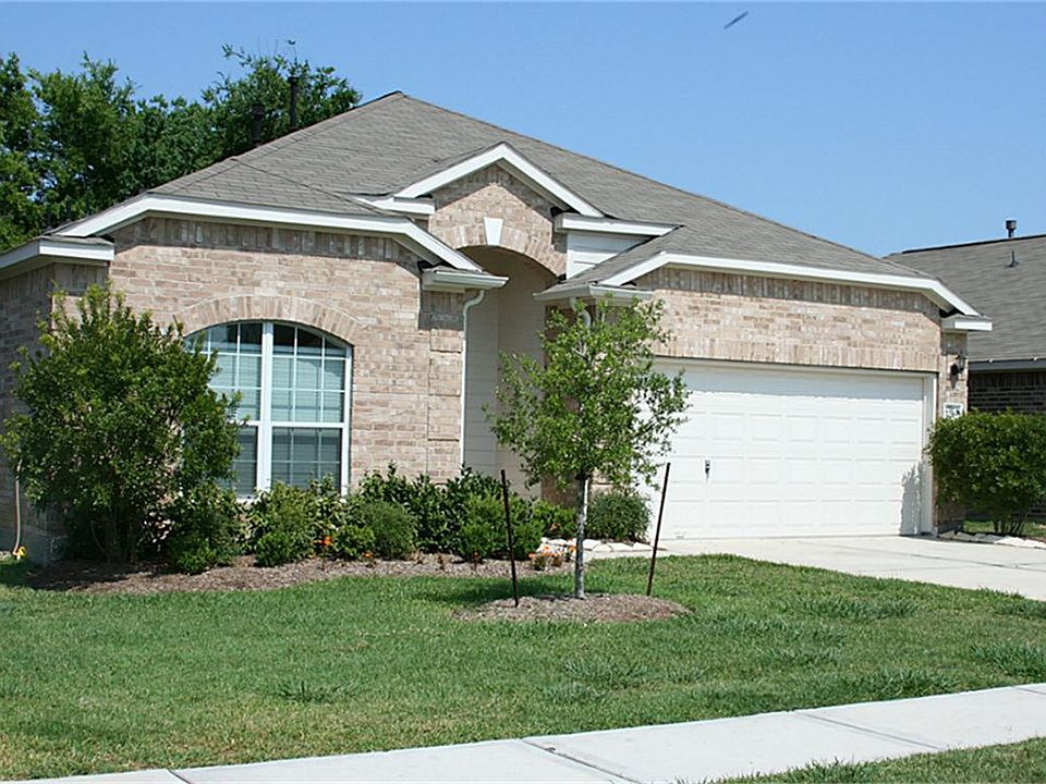 Beautiful 2008 Compass Pointe Home 3/2 with new hardwood floors in living room and hallway.