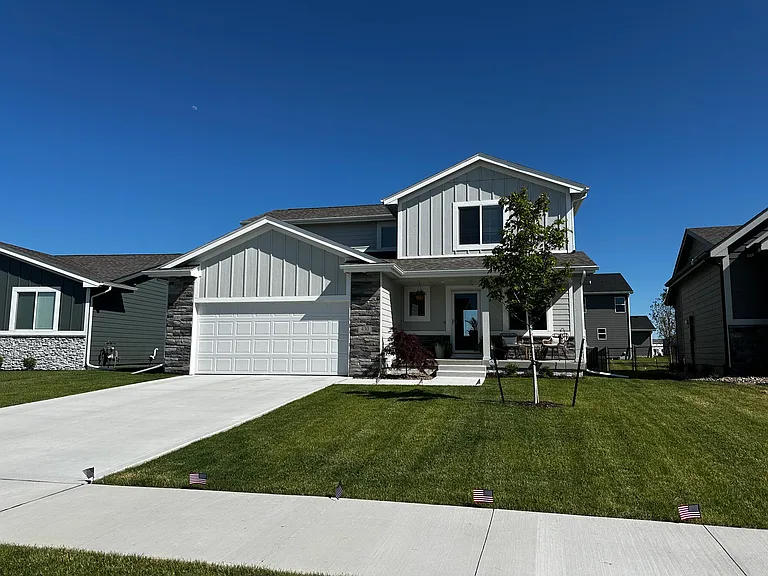 430 NW Compass Ave — Photo 1