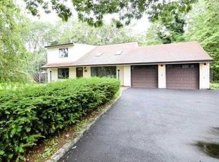 990 Old Medford Ave, Farmingville, NY 11738