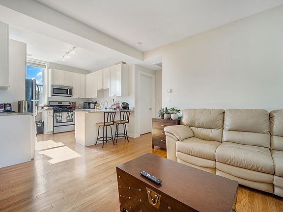 4th image of 3600 N Oakley Ave #2