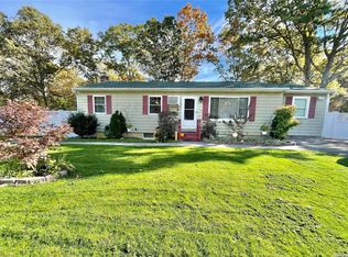 418 Sleepy Hollow Dr, Shirley, NY 11967