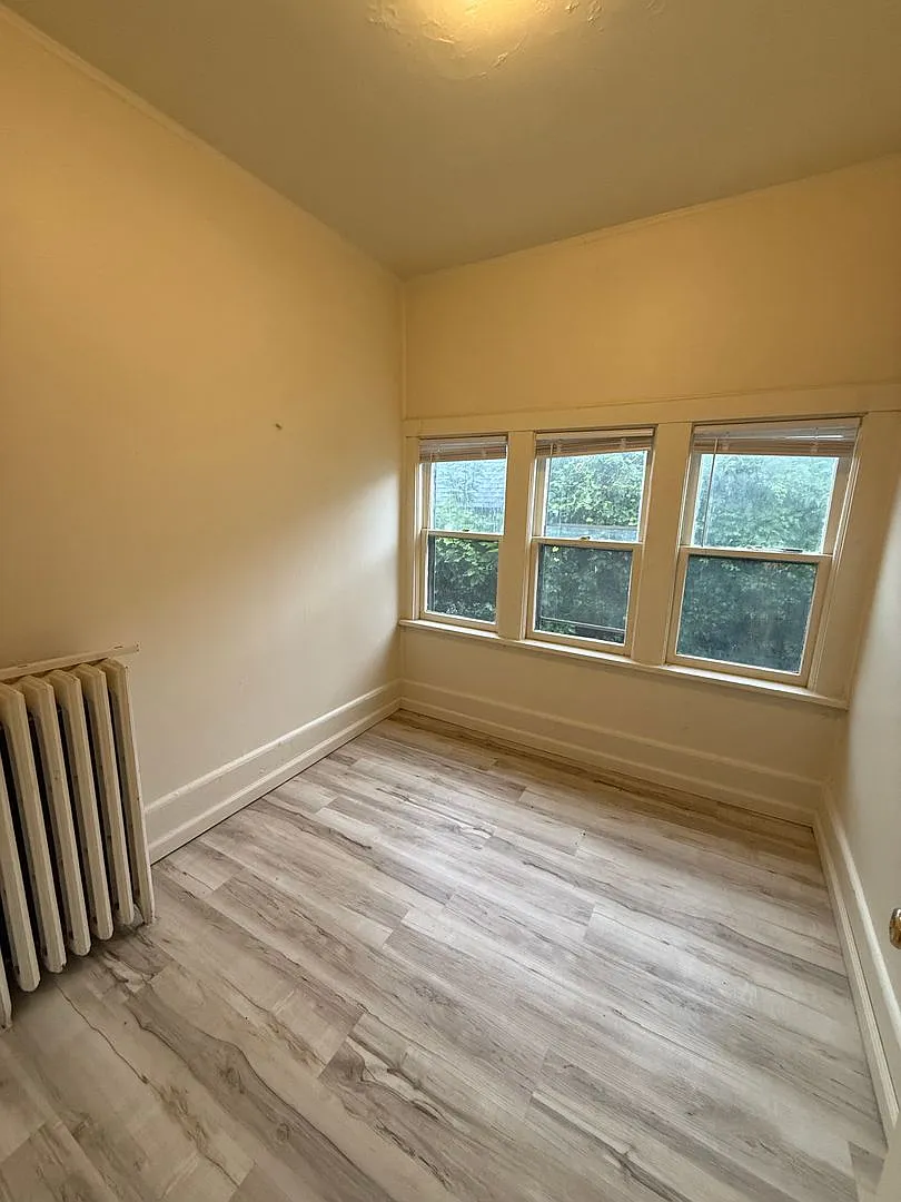 Spacious 3 Bedroom Home in Prime St. Paul Location — Photo 4