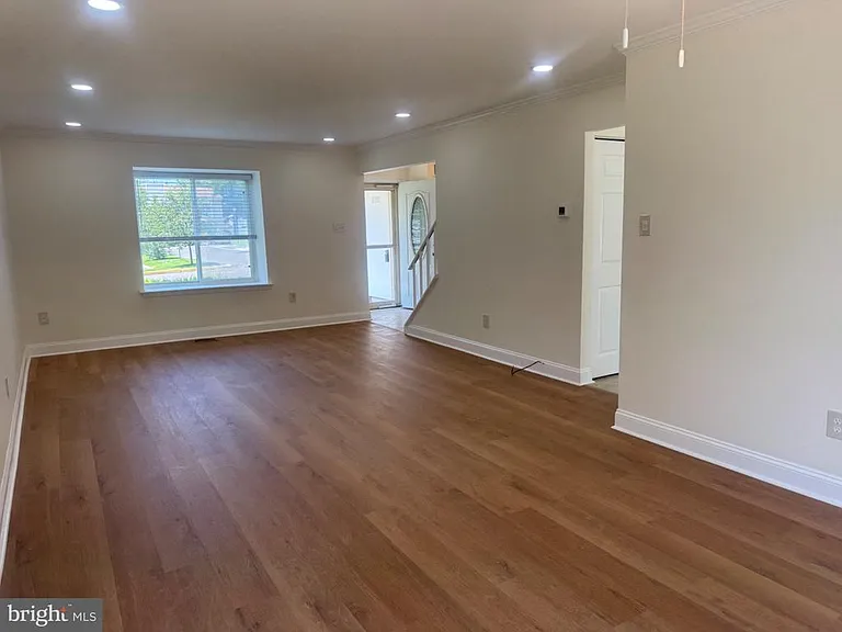 220 Deerpark Ct — Photo 5