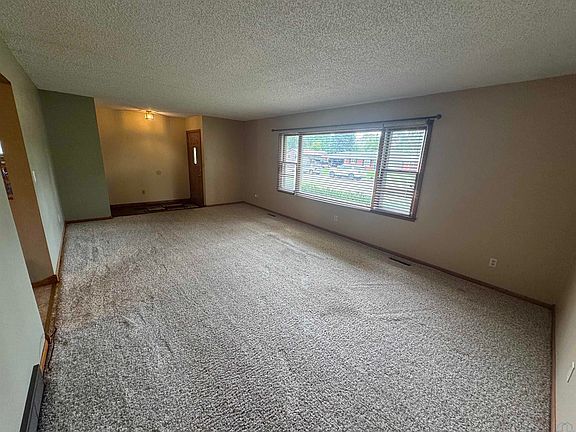 4th image of 828 Eastgate Dr