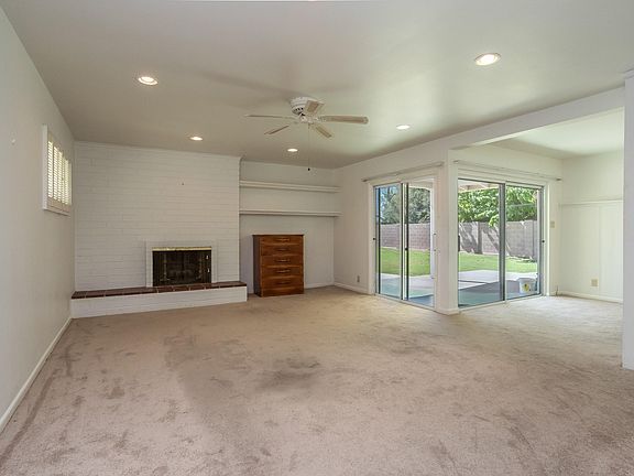 Living Rm W/Fireplace