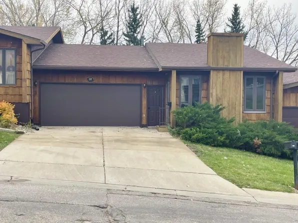 1217 Glacial Dr, Minot, ND 58703