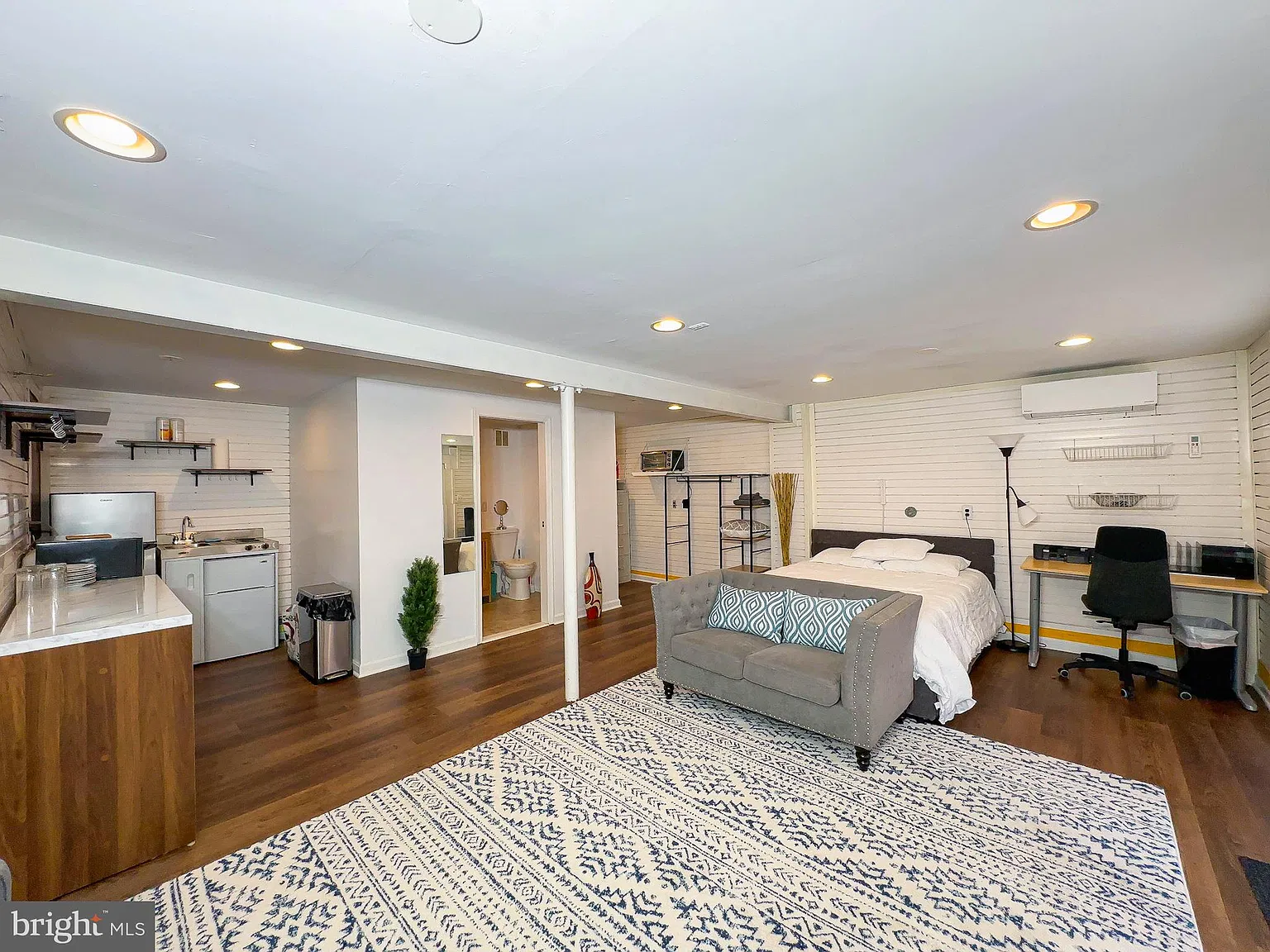 1 bed, 1.0 bath, 3674 sqft, $899 — Photo 2