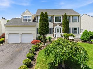 26 Alexis Ln, Edison, NJ 08820