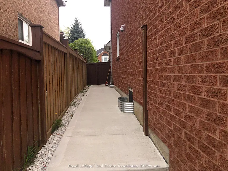 889 Bancroft Dr W #BASEMENT — Photo 23