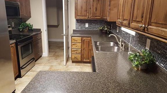 5th image of 275 Holland View Dr