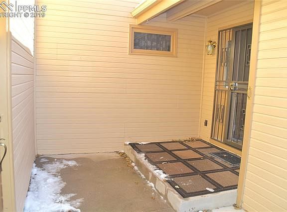 Private front porch court yard
