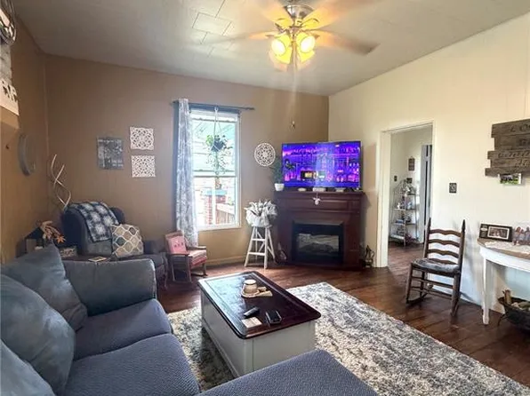 208 E 1st St, Farmington, MO 63640